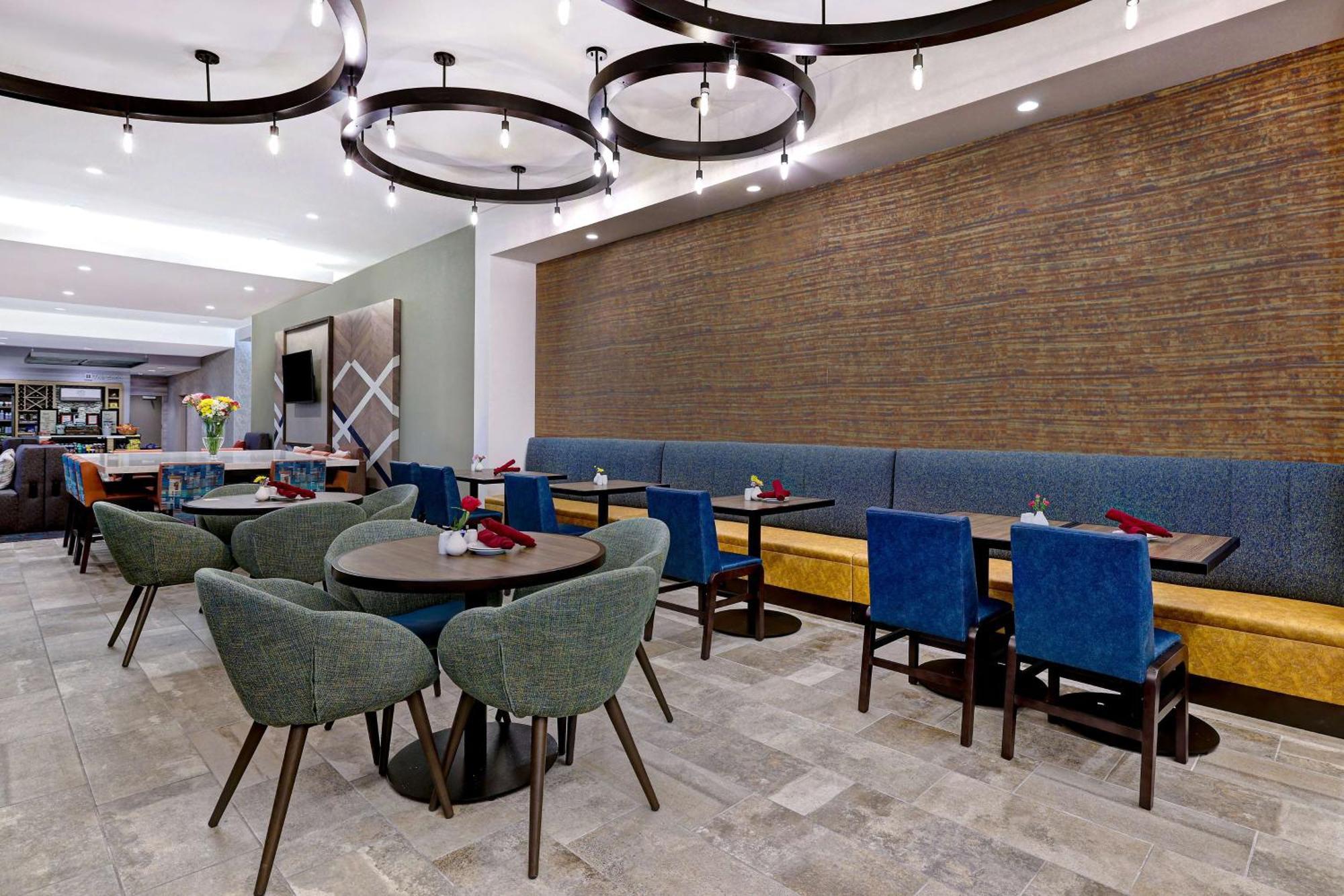Hilton Garden Inn Cedar Rapids Ngoại thất bức ảnh